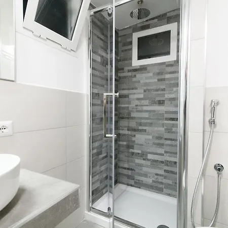 White Ostilia アパート ローマ