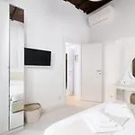 White Ostilia Řím