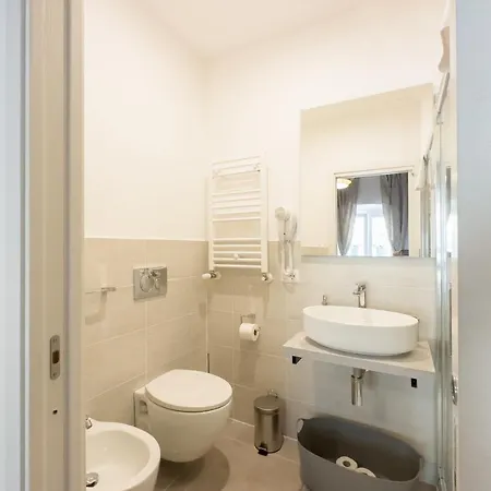 White Ostilia Daire Roma