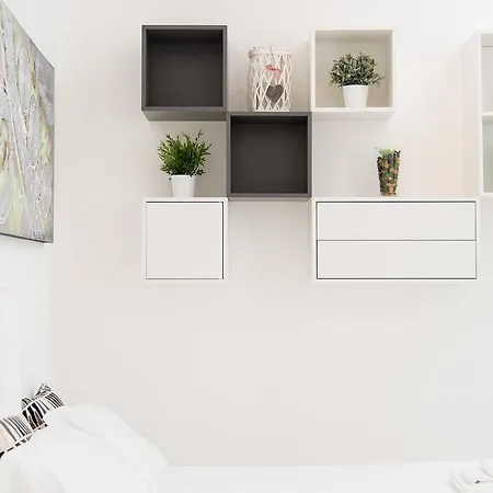 White Ostilia Daire *