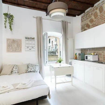 White Ostilia Daire *