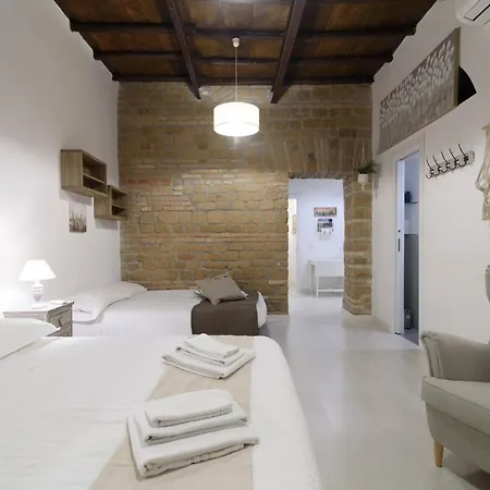 White Ostilia Apartment